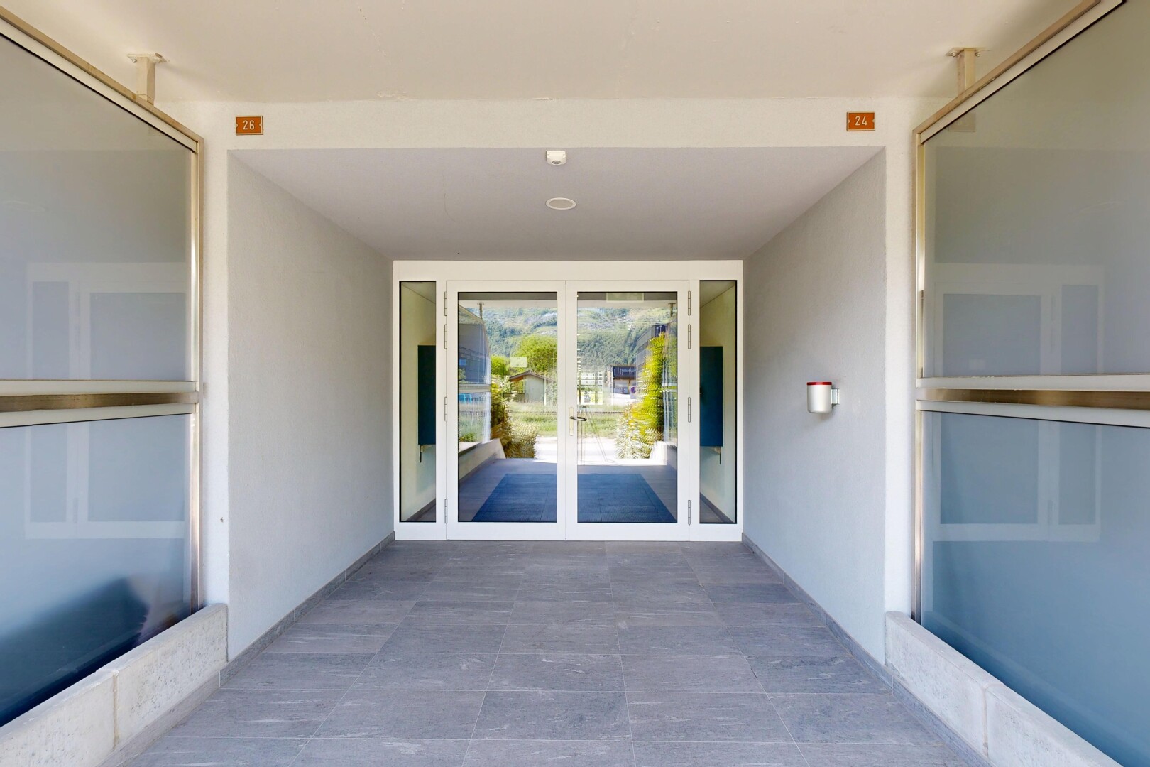 terrasse avec portes-fenêtres, véranda, et inside property