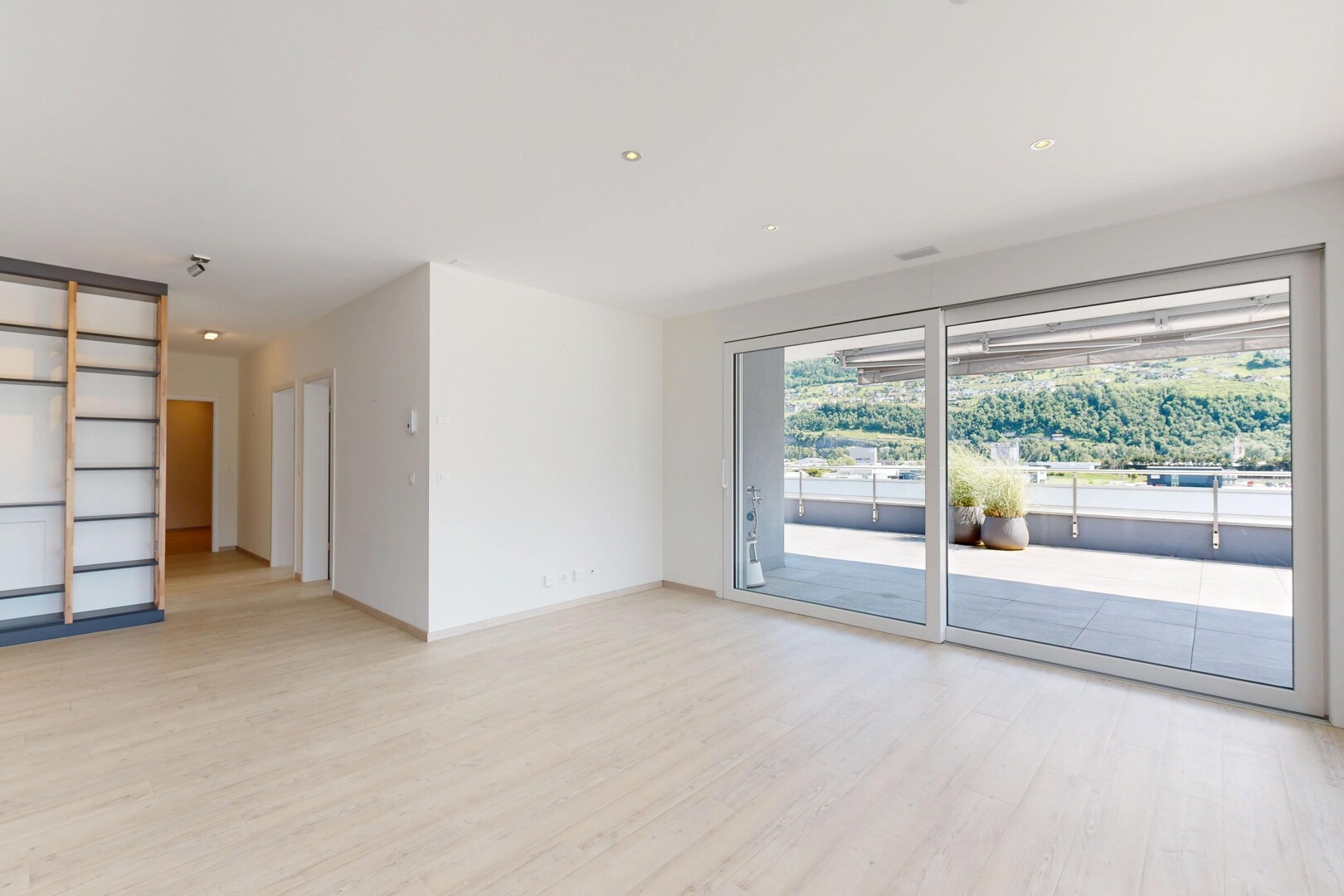 pièce vide avec wood finish floor, sol en finition bois, drywall, cloison sèche, et light floor