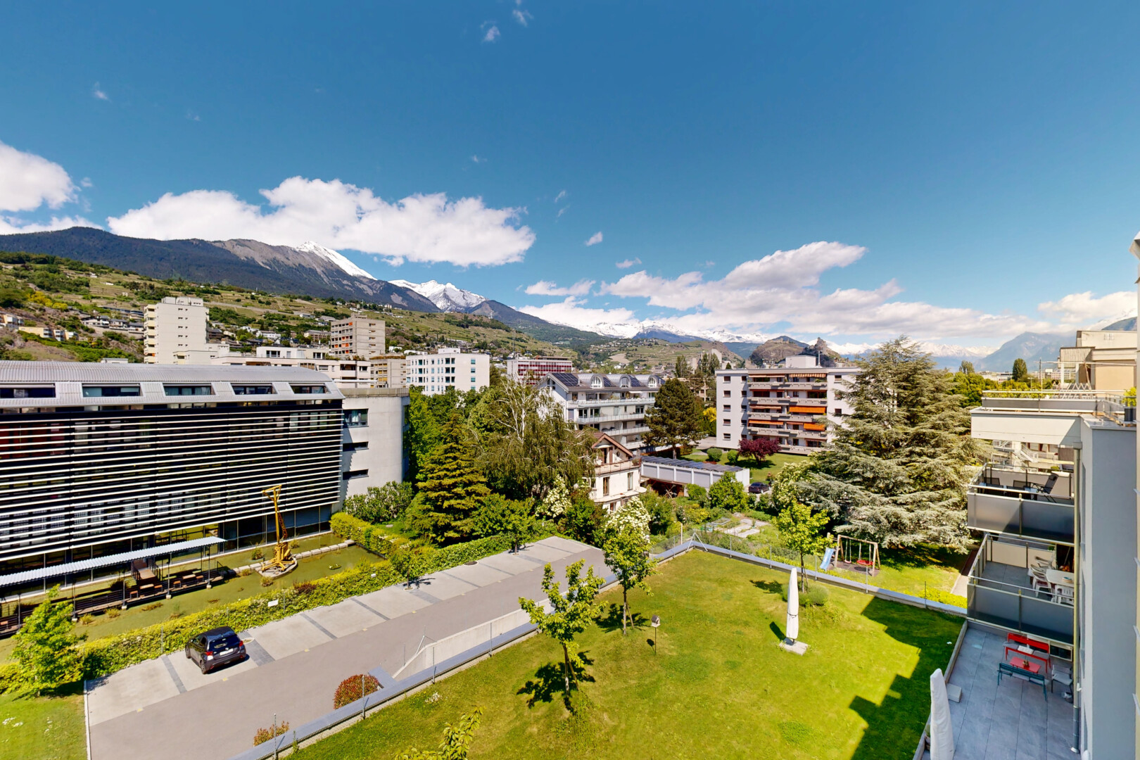 extérieur du bâtiment avec mountain view, vue sur la montagne, et day time