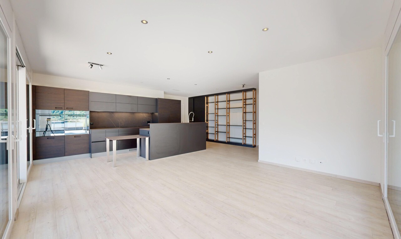 cuisine avec îlot de cuisine, kitchen island, light floor, armoires à panneau plat, et flat panel cabinets