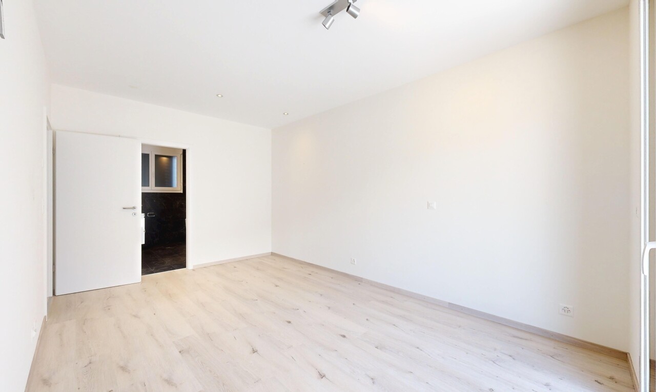 pièce vide avec cloison sèche, drywall, light floor, inside property, et sol en finition bois