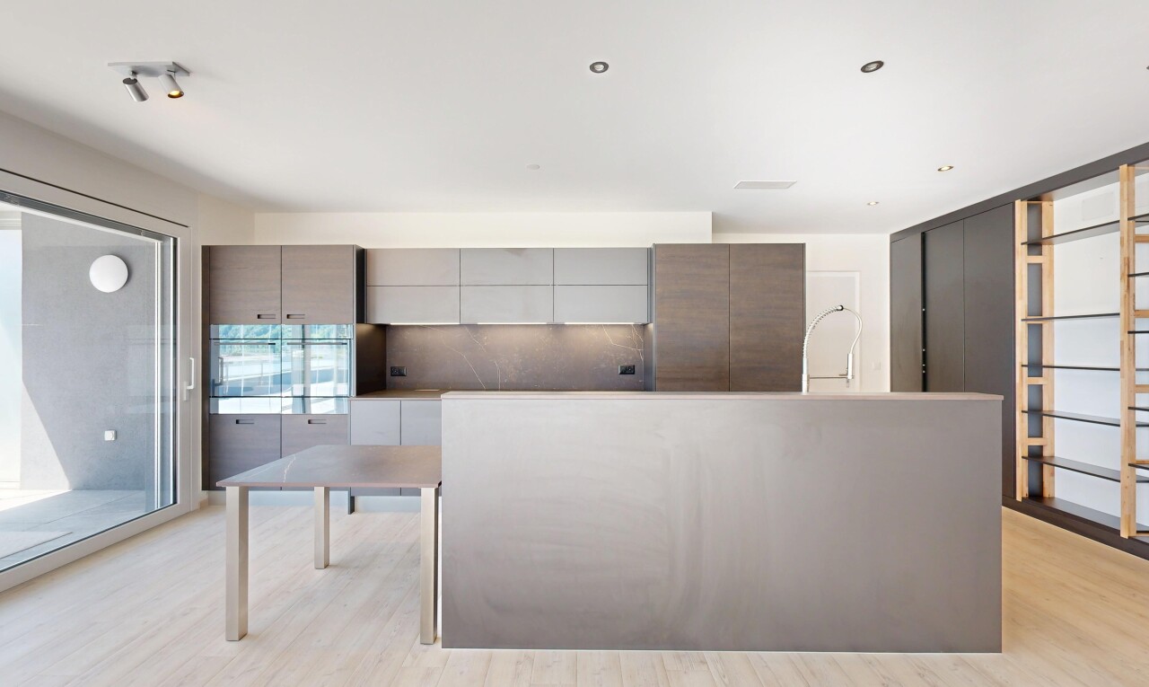 cuisine avec armoires à panneau plat, flat panel cabinets, îlot de cuisine, kitchen island, et inside property