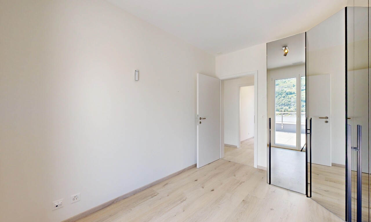 pièce vide avec sol en finition bois, wood finish floor, cloison sèche, drywall, et inside property