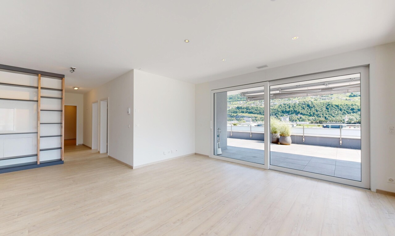 pièce vide avec wood finish floor, sol en finition bois, drywall, cloison sèche, et light floor
