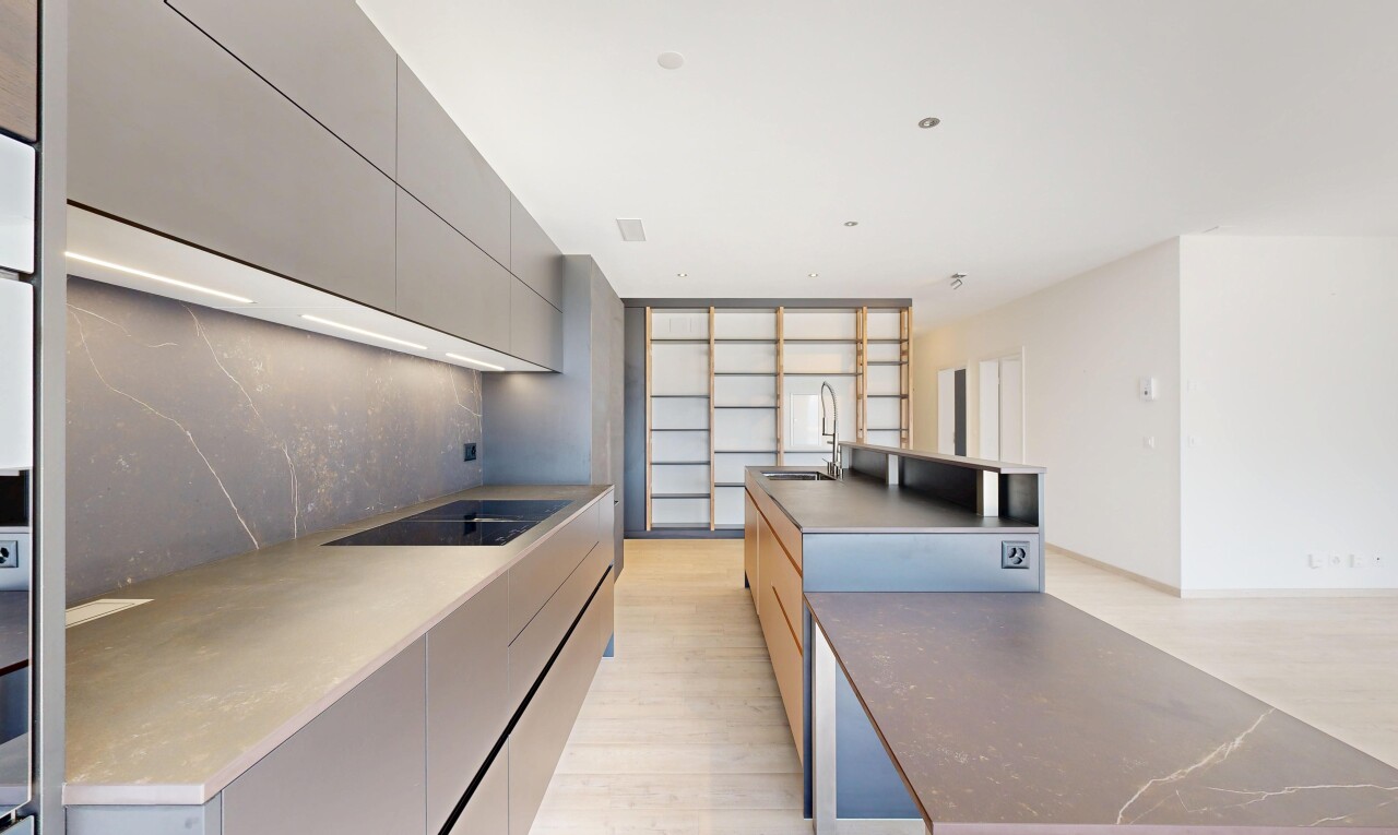 cuisine avec îlot de cuisine, kitchen island, two heights countertops, armoires à panneau plat, et flat panel cabinets