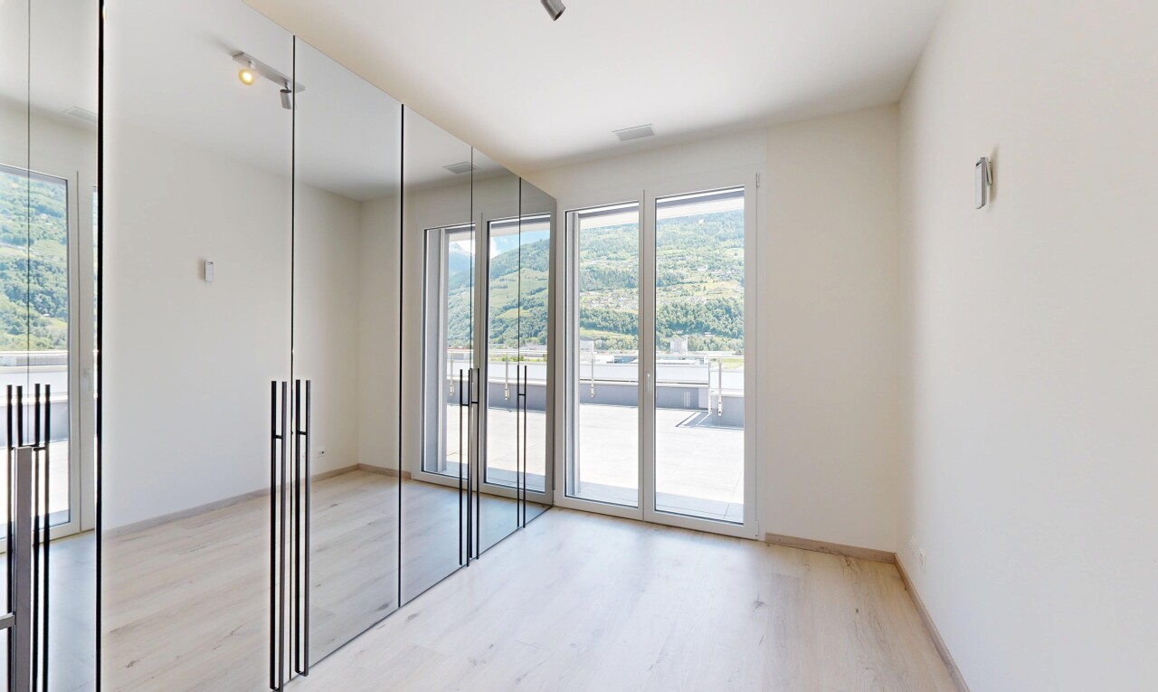 pièce vide avec light floor, drywall, cloison sèche, wood finish floor, et sol en finition bois