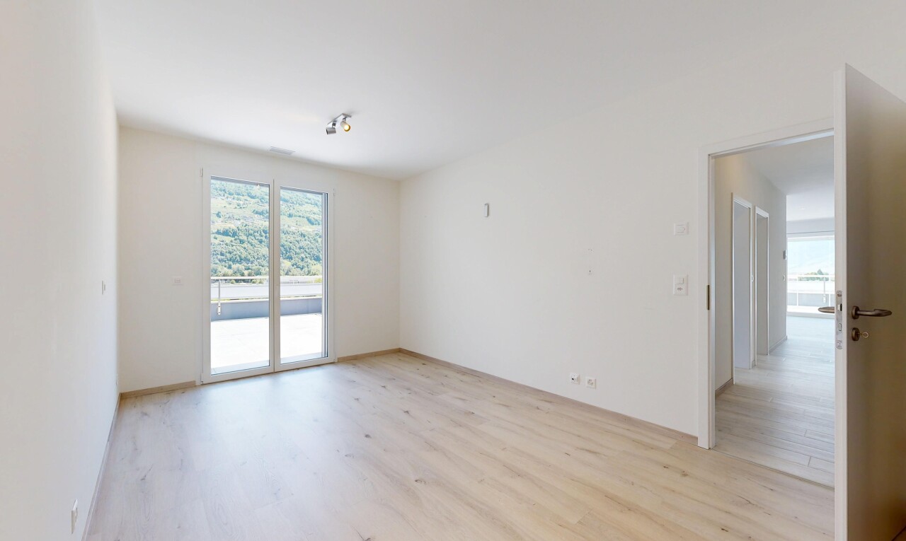 pièce vide avec drywall, cloison sèche, inside property, wood finish floor, et sol en finition bois
