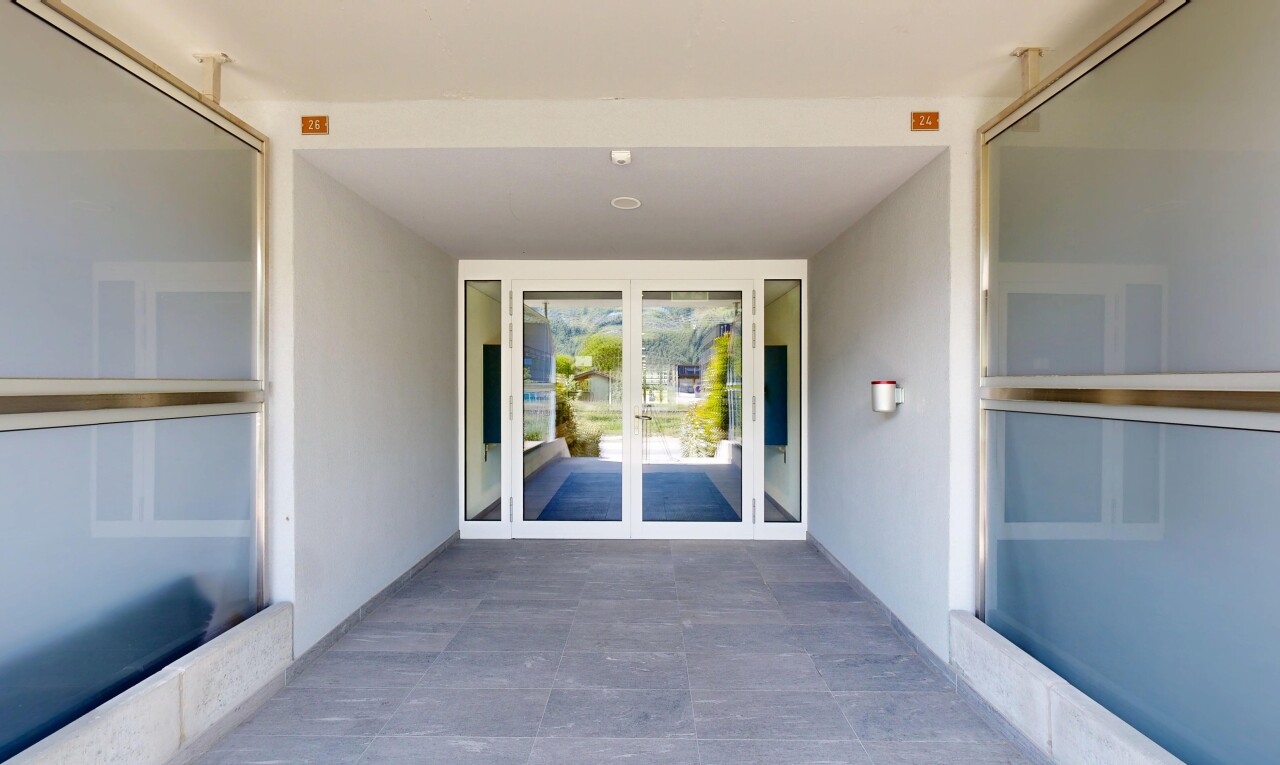 terrasse avec portes-fenêtres, véranda, et inside property