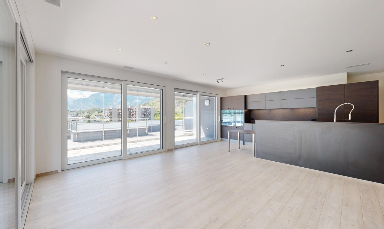 pièce vide avec natural light, lumière naturelle, wood finish floor, sol en finition bois, et light floor