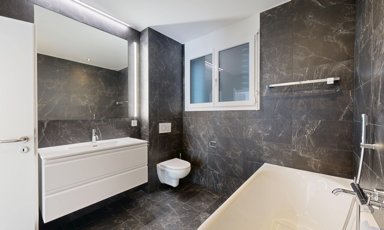 salle de bains avec tile wall, mur en carrelage, salle de bain complète, bain, et marble finish floor
