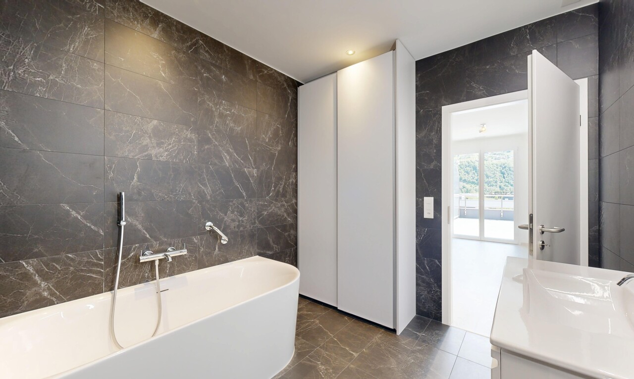 salle de bains avec marble wall, mur en marbre, tile wall, mur en carrelage, et bain