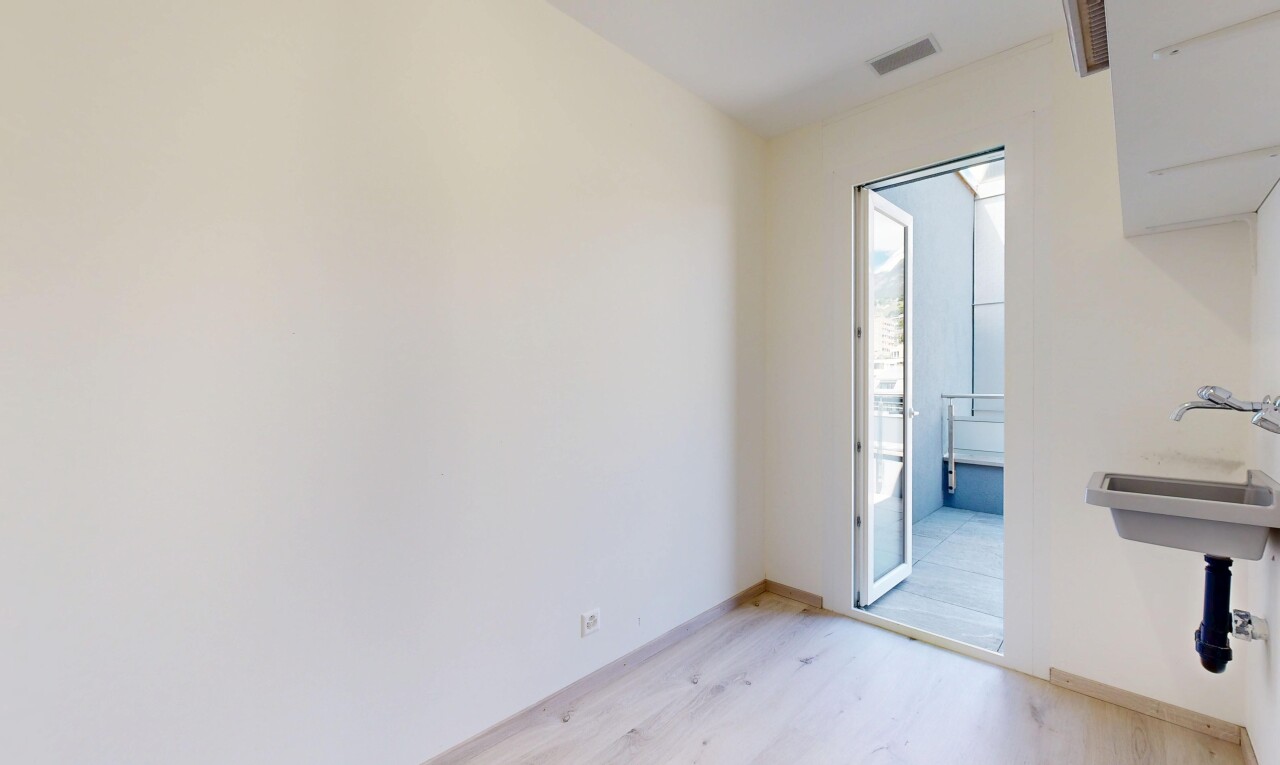 pièce vide avec light floor, drywall, cloison sèche, wood finish floor, et sol en finition bois