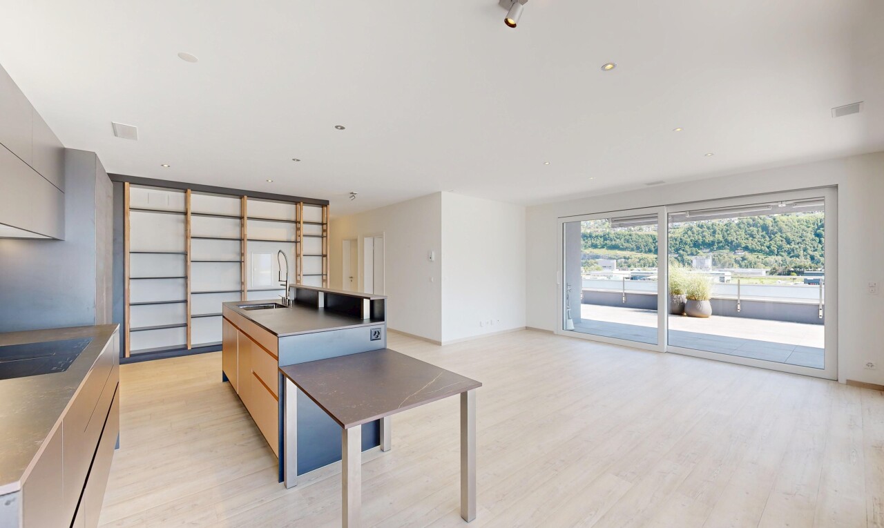 cuisine avec cloison sèche, drywall, light floor, sol en finition bois, et wood finish floor