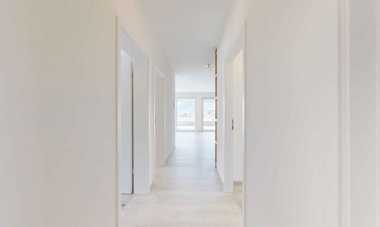 couloir avec inside property, light floor, natural light, lumière naturelle, et drywall
