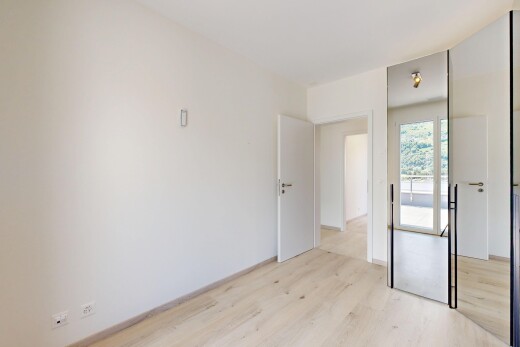 leerer raum mit holzfußboden, wood finish floor, gipskartonwand, drywall, und inside property
