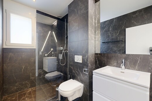 salle de bains avec mur en carrelage, tile wall, douche, salle de bain complète, et natural light