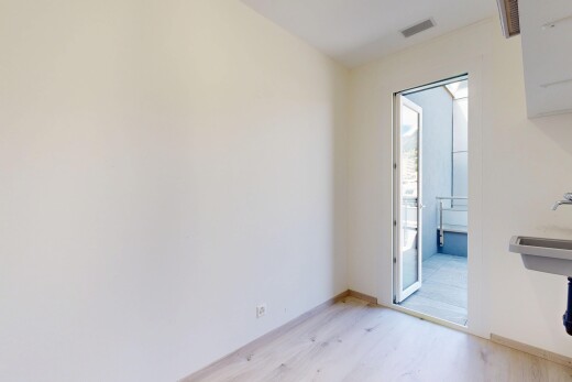 leerer raum mit light floor, drywall, gipskartonwand, wood finish floor, und holzfußboden