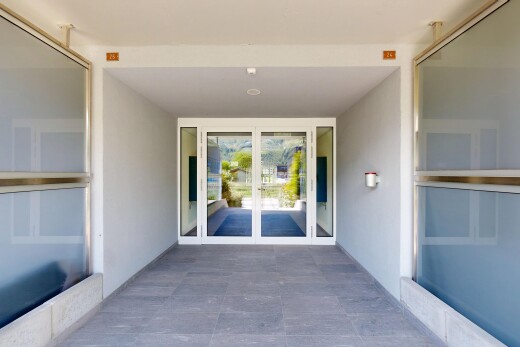terrasse avec portes-fenêtres, véranda, et inside property