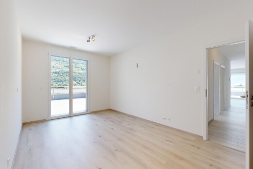 pièce vide avec drywall, cloison sèche, inside property, wood finish floor, et sol en finition bois