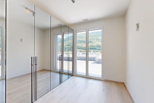 pièce vide avec light floor, drywall, cloison sèche, wood finish floor, et sol en finition bois