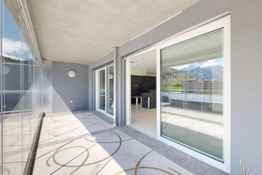 terrasse mit balkon, day time, und from property