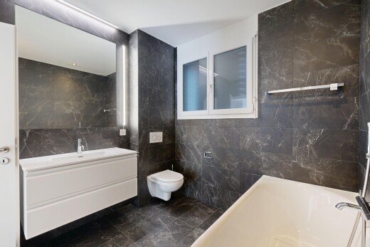 salle de bains avec tile wall, mur en carrelage, salle de bain complète, bain, et marble finish floor