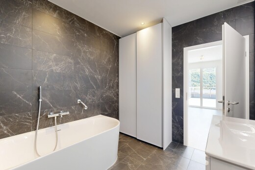 salle de bains avec marble wall, mur en marbre, tile wall, mur en carrelage, et bain