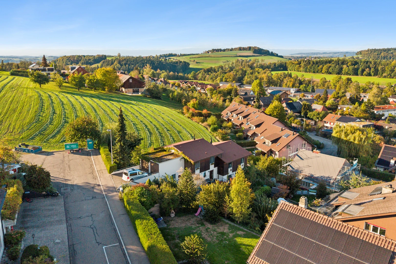 blick auf die berge mit blick auf obstgarten/agrarland, orchard / agricultural view, ländliche aussicht, rural view, und day time