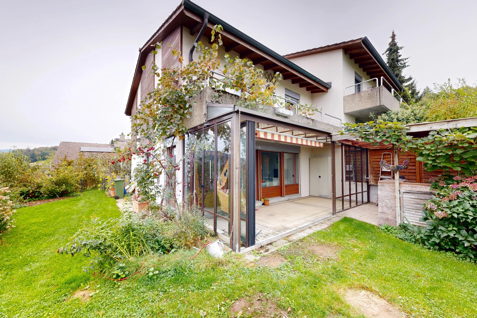 außenansicht mit balkon, property visible, overcast, rasen, und from property