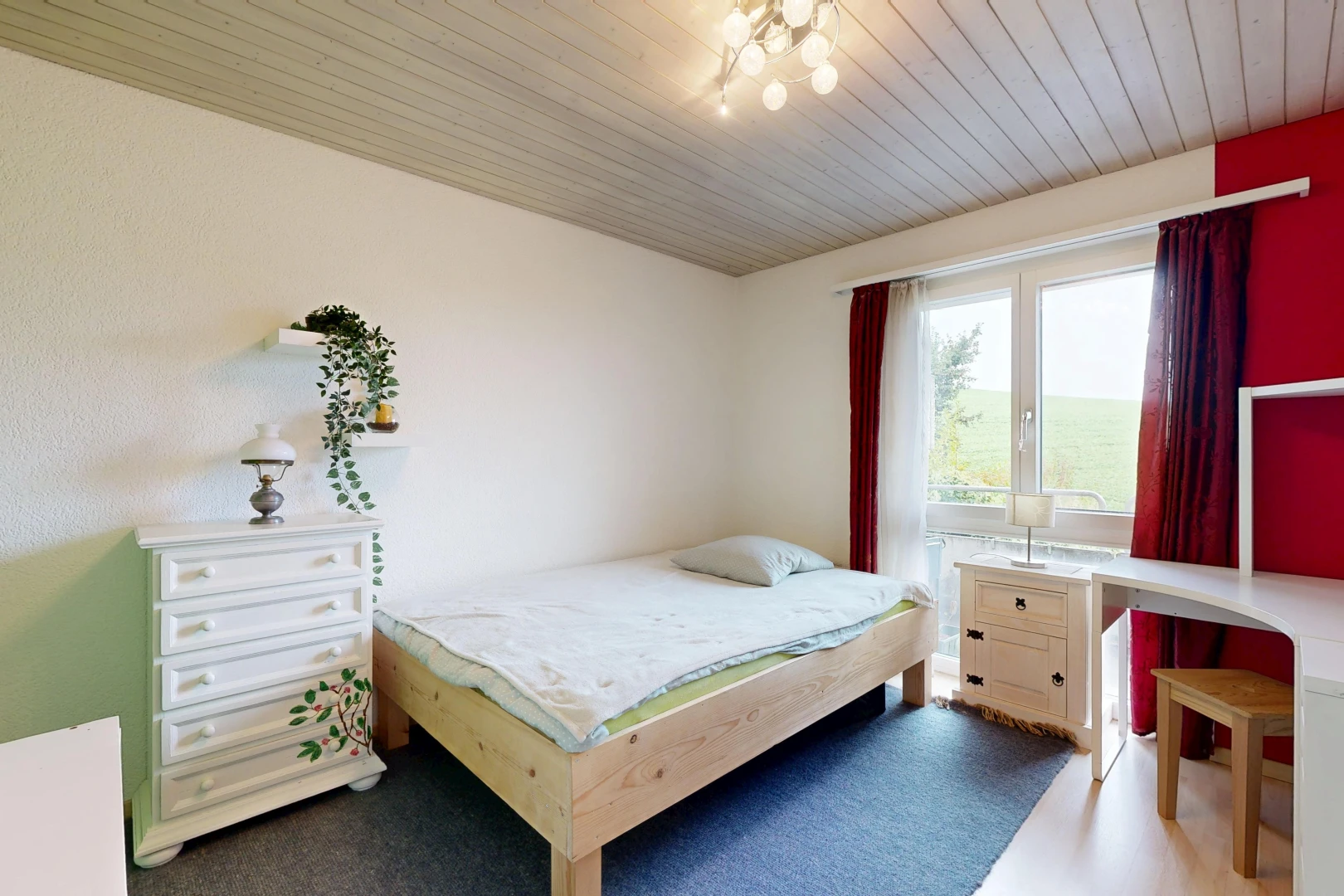 zimmer / schlafzimmer mit holzdecke, wood ceiling, inside property, natürliches licht, und bürobereich