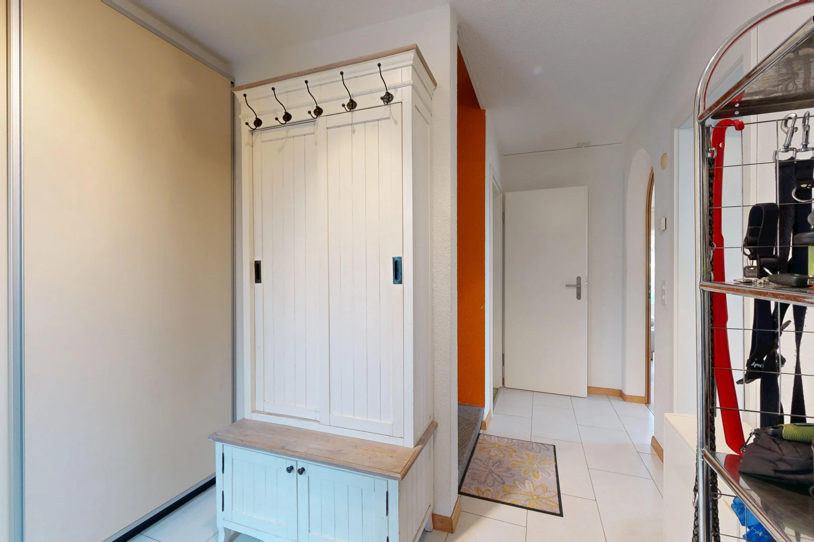 halle / korridor mit light floor, gipskartonwand, drywall, fliesenboden, und tile floor
