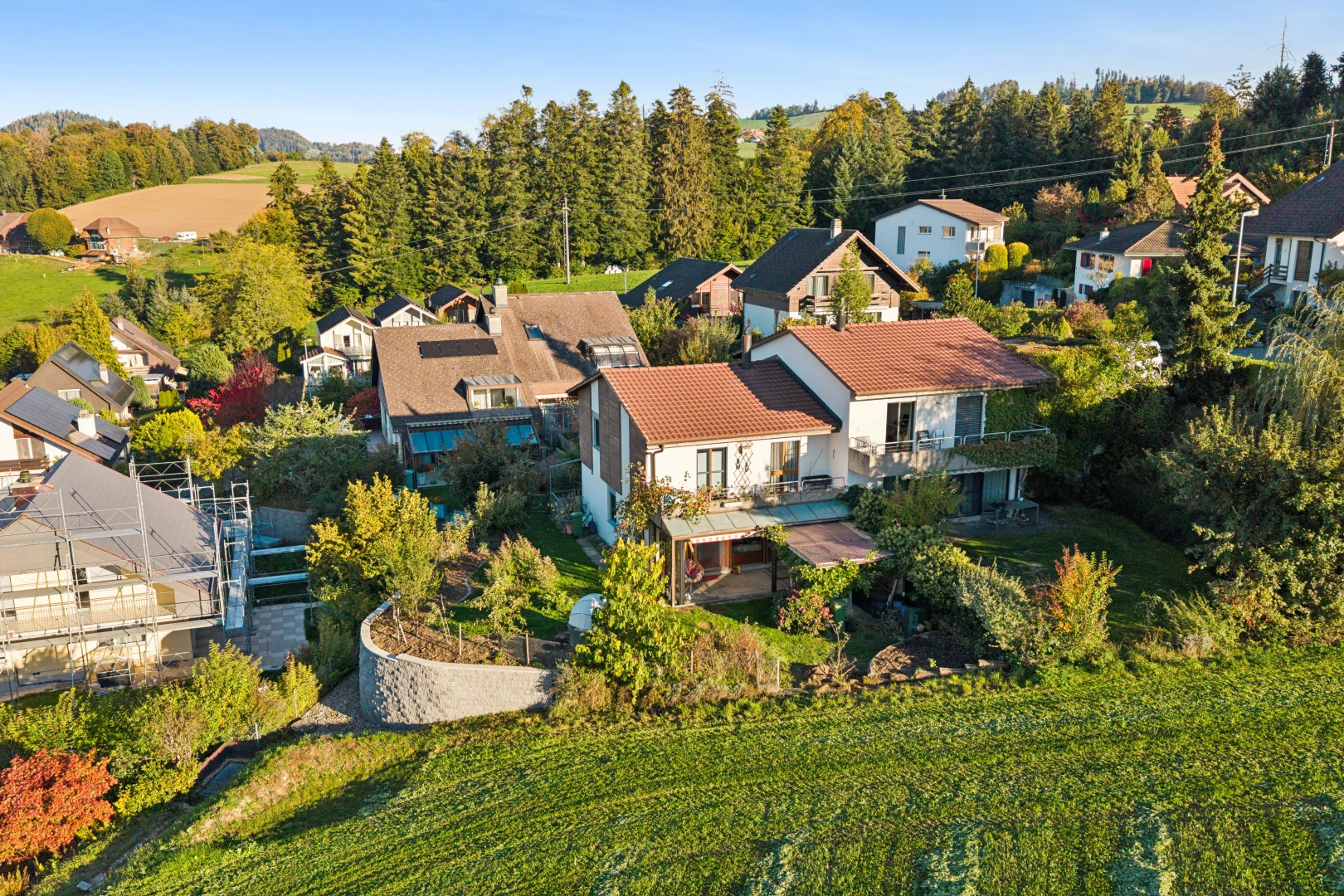 außenansicht mit neighborhood view, wohngebietblick, residential view, terrasse, und day time