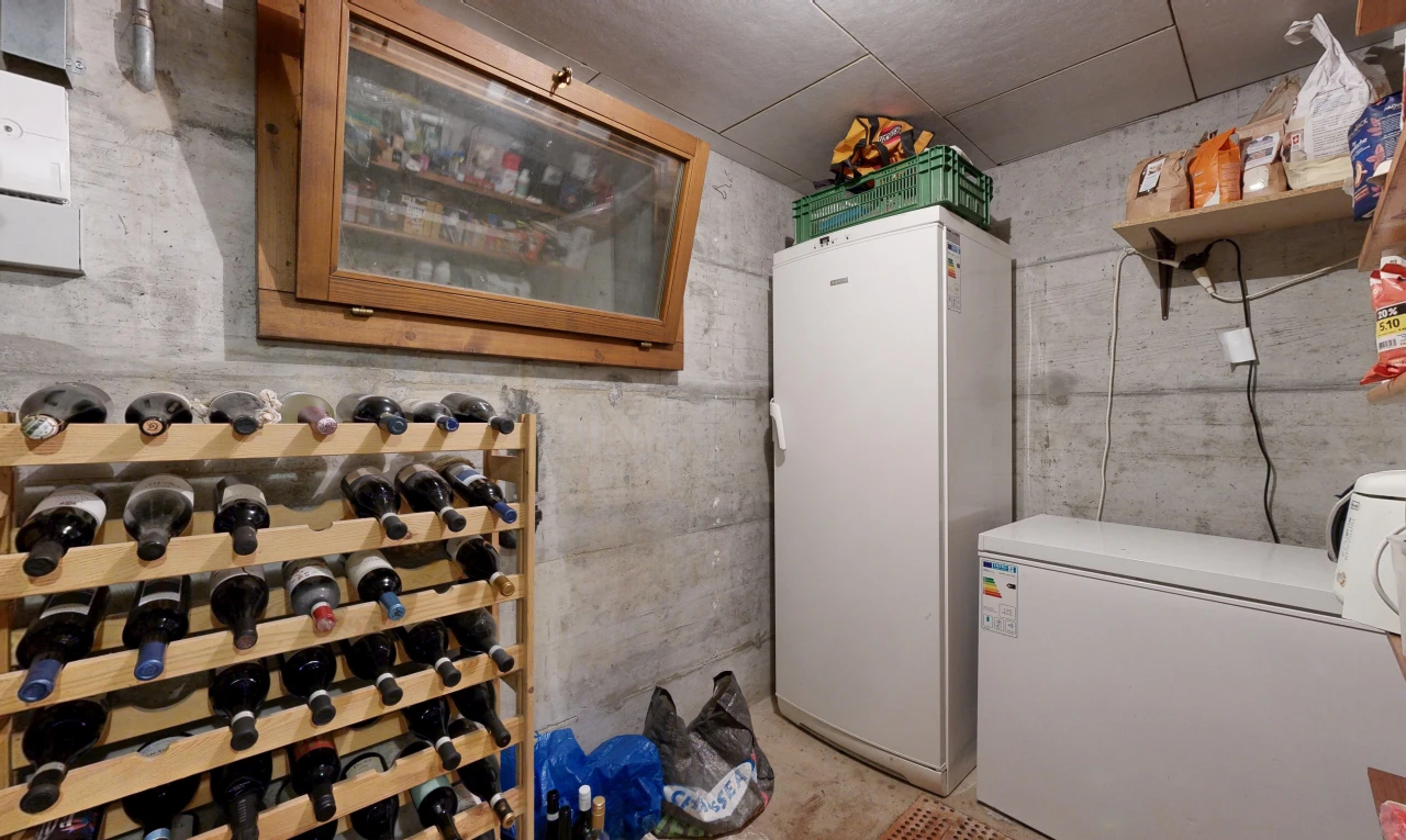 wäschekammer mit chest freezer, inside property, betonboden, concrete floor, und light floor