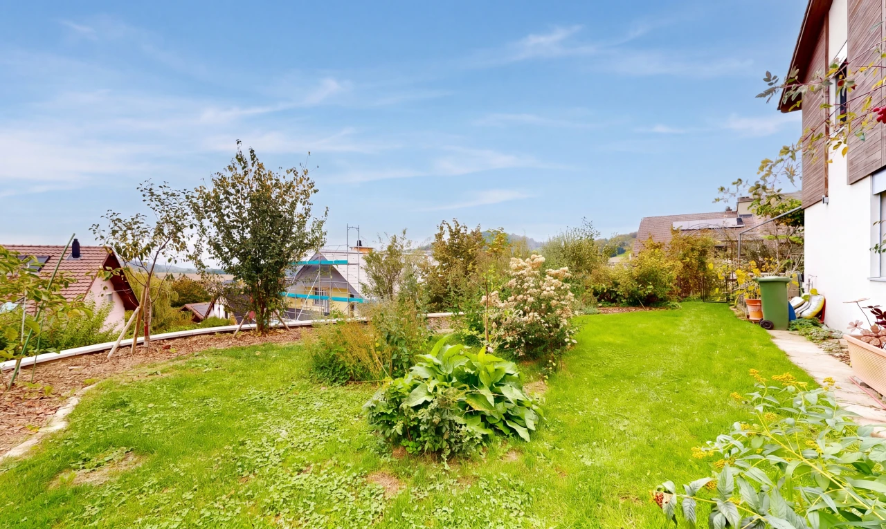 garten mit from property, rasen, und day time