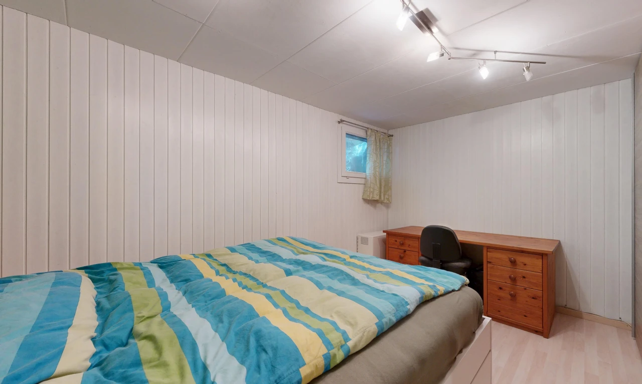 zimmer / schlafzimmer mit natürliches licht, deckenbeleuchtung, bürobereich, holzfußboden, und wood finish floor