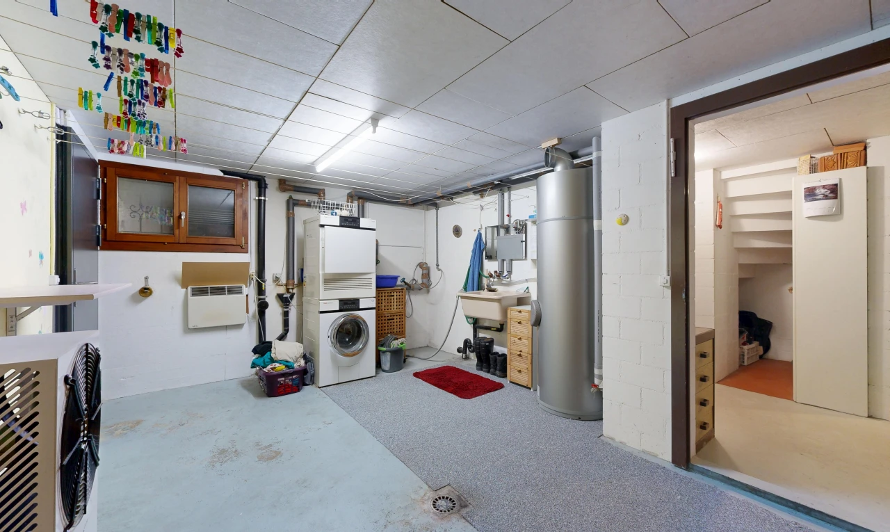 wäschekammer mit keller, wasserkocher, inside property, niedrige decke, und low ceiling