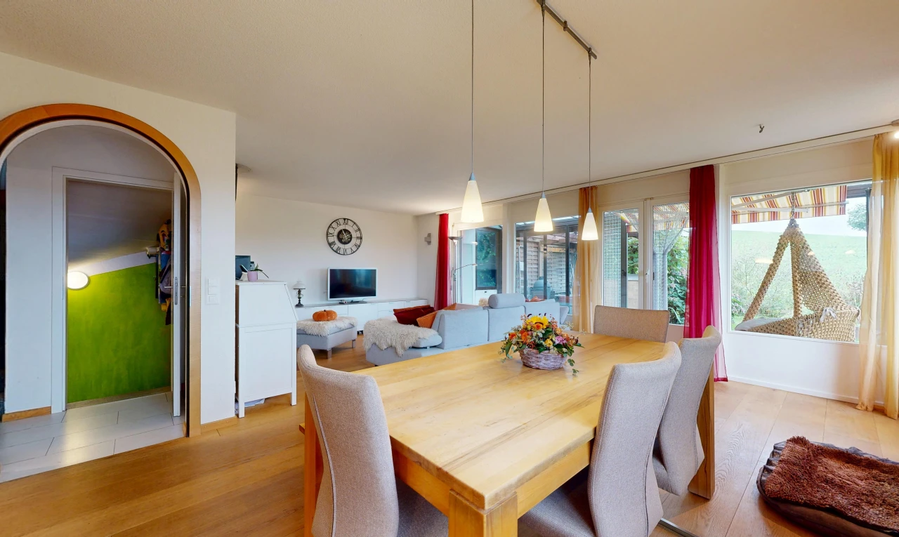 esszimmer mit gewölbte gehwege, gipskartonwand, drywall, pendelleuchte, und holzfußboden