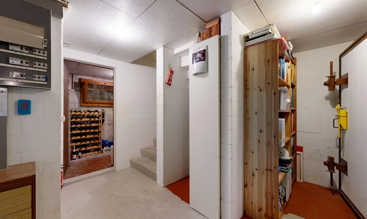 innenraum mit betonboden, concrete floor, keller, betonblockwand, und concrete block wall