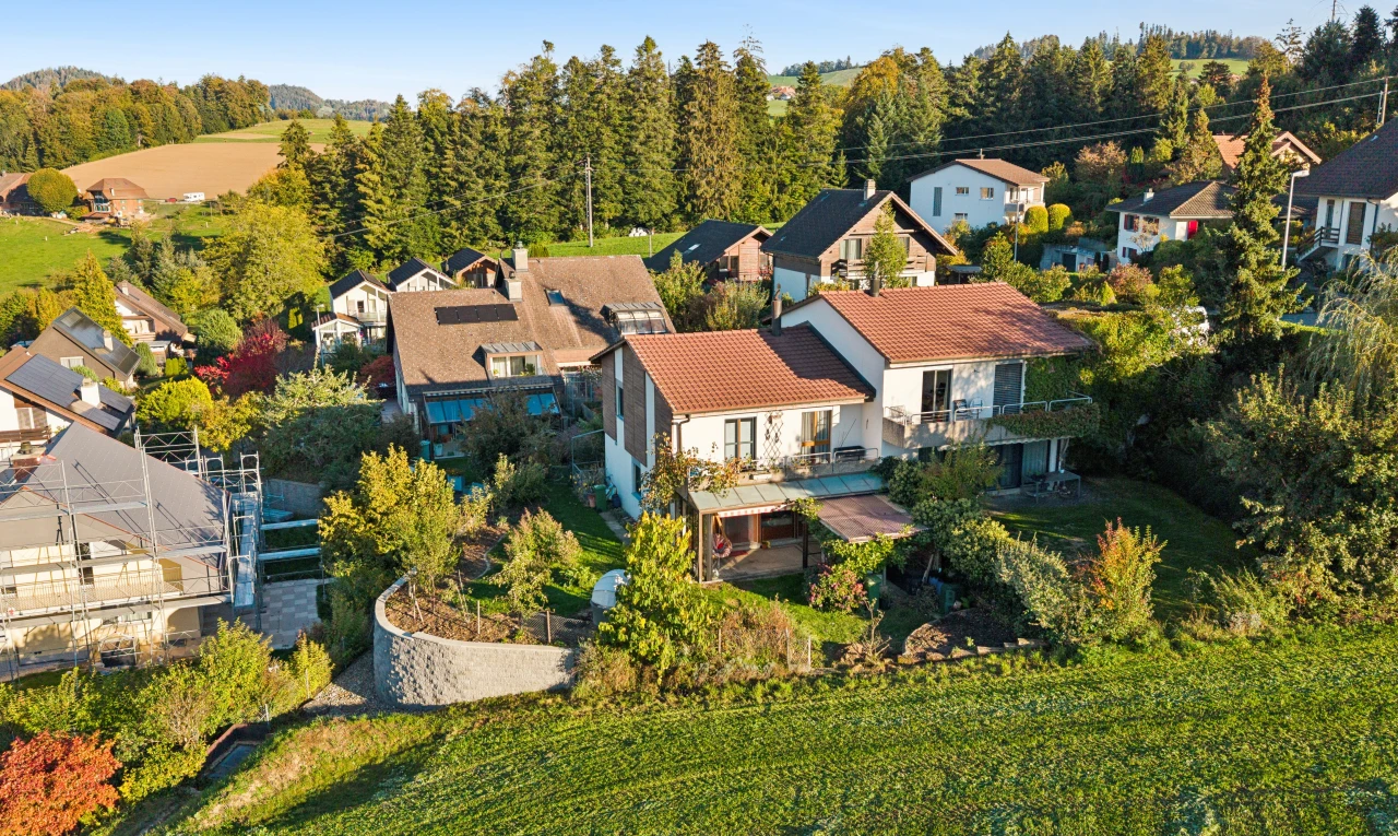 außenansicht mit neighborhood view, wohngebietblick, residential view, terrasse, und day time