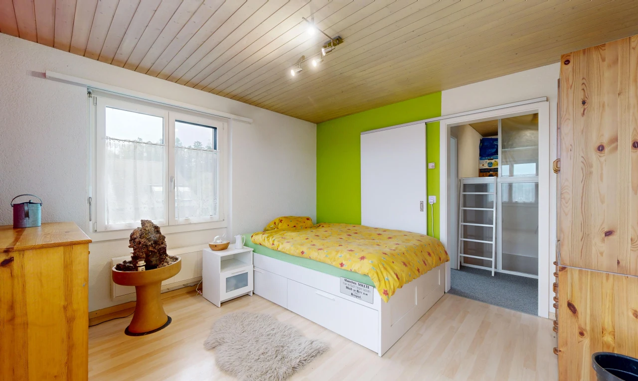 zimmer / schlafzimmer mit holzdecke, wood ceiling, gipskartonwand, drywall, und holzfußboden