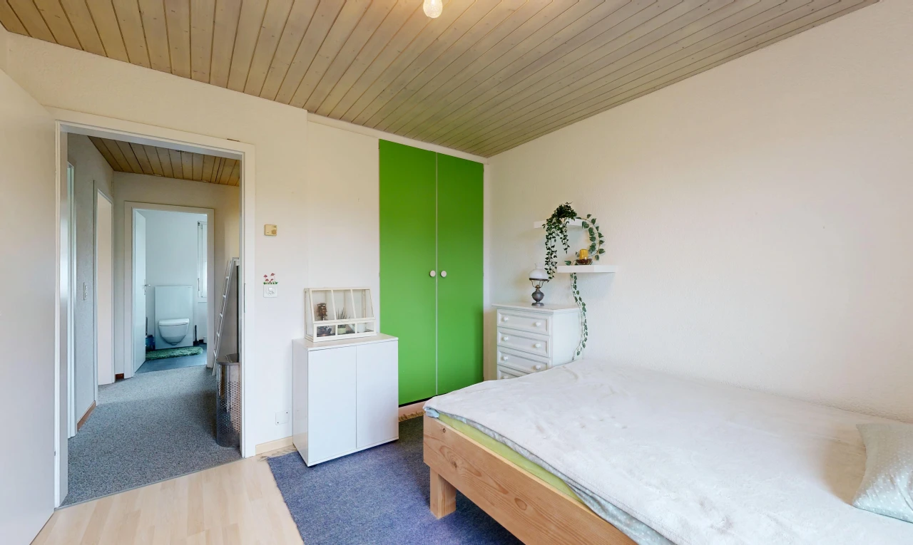 zimmer / schlafzimmer mit holzdecke, wood ceiling, gipskartonwand, drywall, und kleiderschrank