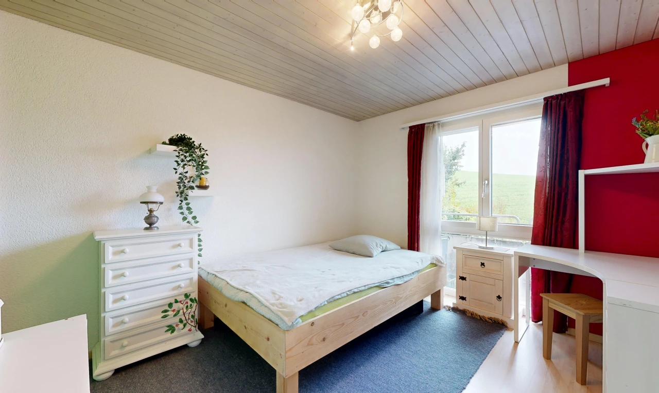 zimmer / schlafzimmer mit holzdecke, wood ceiling, inside property, natürliches licht, und bürobereich