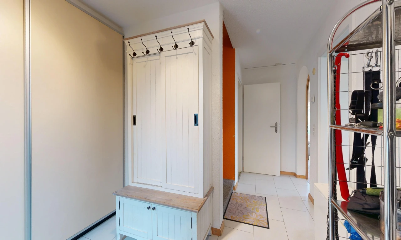 halle / korridor mit light floor, gipskartonwand, drywall, fliesenboden, und tile floor