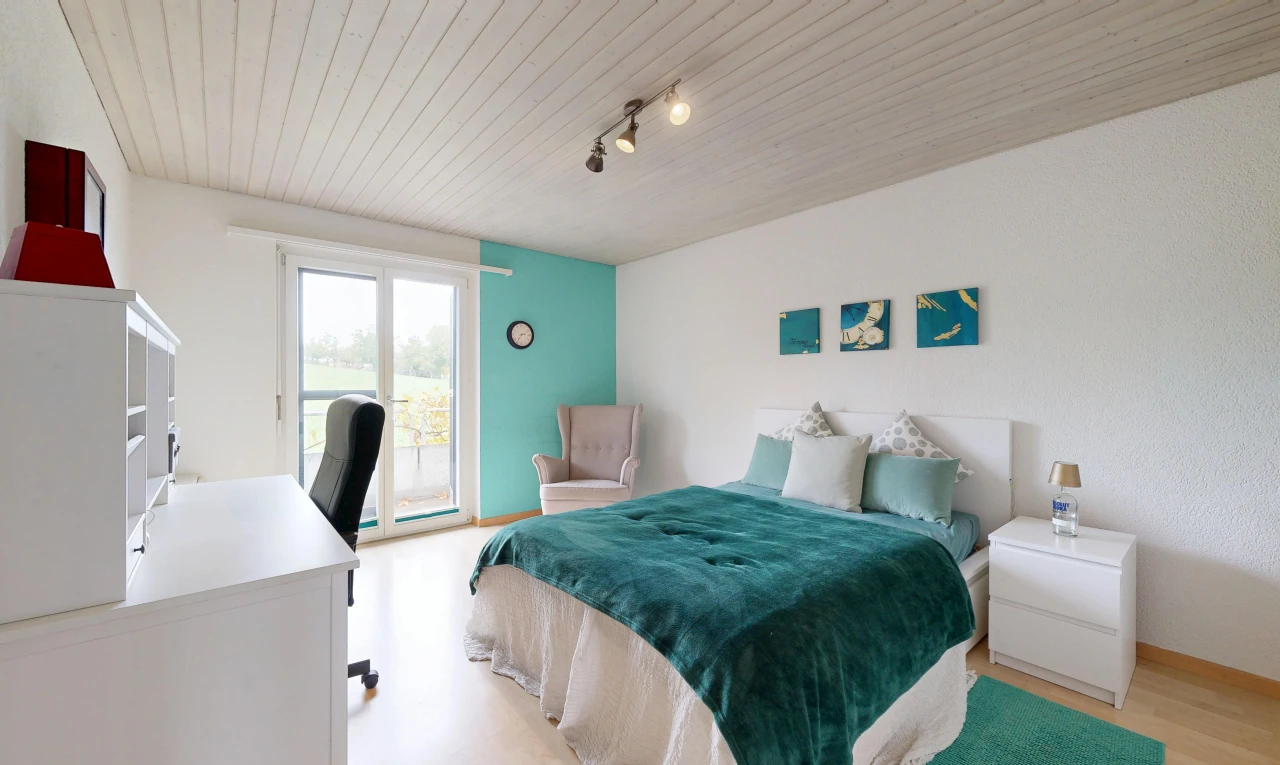zimmer / schlafzimmer mit außenzugang, bürobereich, holzdecke, wood ceiling, und inside property