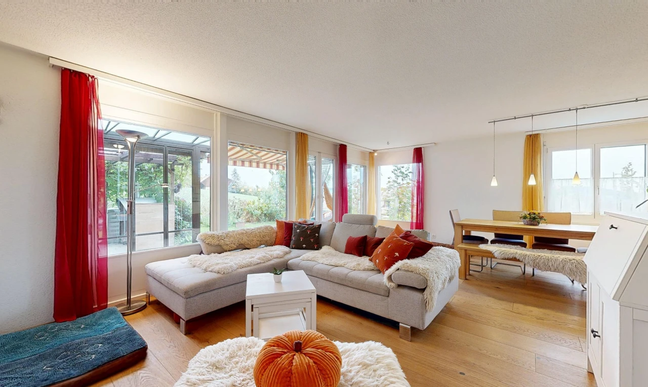 wohn- / esszimmer mit holzfußboden, wood finish floor, natürliches licht, pendelleuchte, und drywall