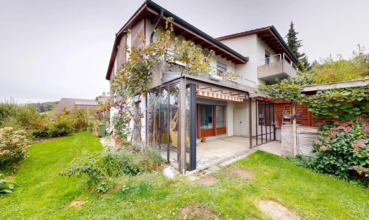 außenansicht mit balkon, property visible, overcast, rasen, und from property