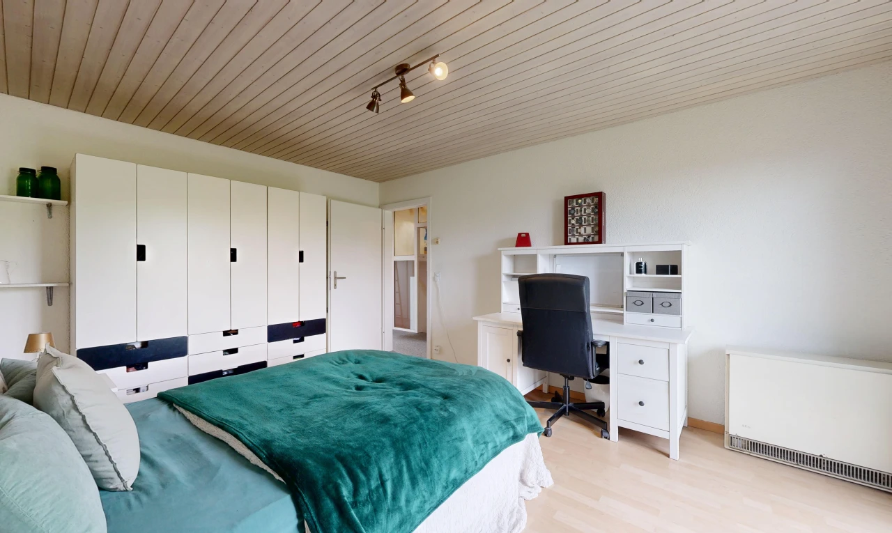 zimmer / schlafzimmer mit holzdecke, wood ceiling, inside property, gipskartonwand, und drywall