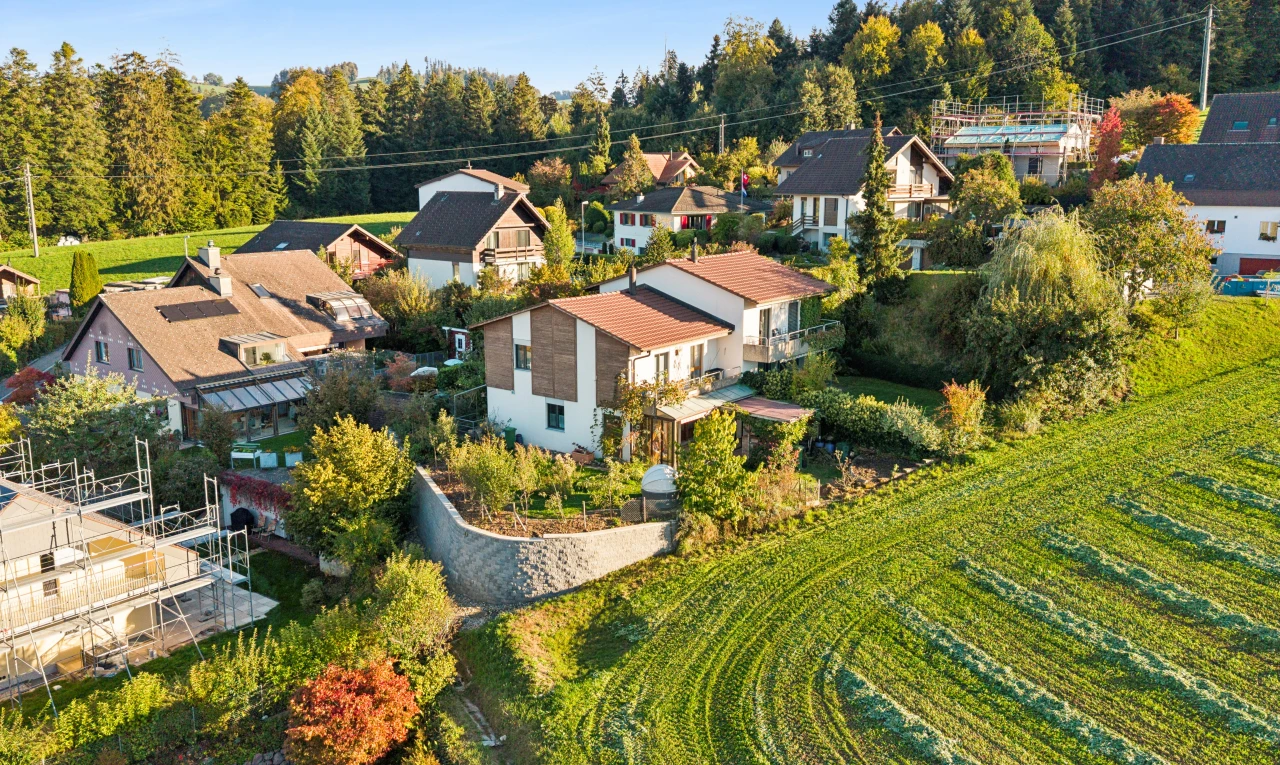 außenansicht mit neighborhood view, wohngebietblick, residential view, power lines view, und day time
