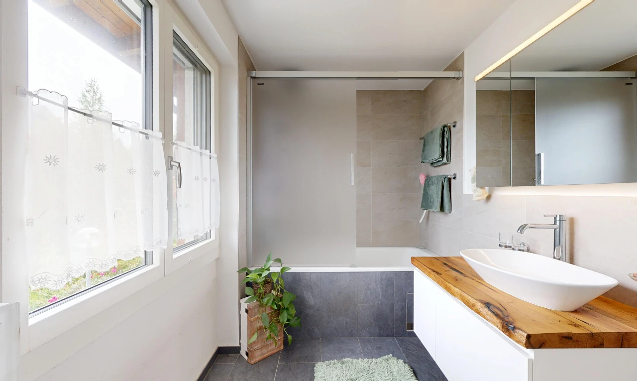 bad mit waschbecken, kombiniertes bad / dusche, schminktisch, komplettes badezimmer, und spiegel