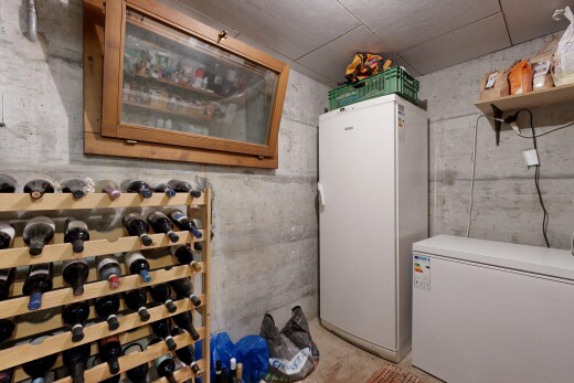 wäschekammer mit chest freezer, inside property, betonboden, concrete floor, und light floor